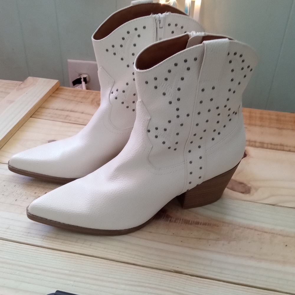 Women's Cowgirl Ankle Boots. Size 10, white with little stud decor